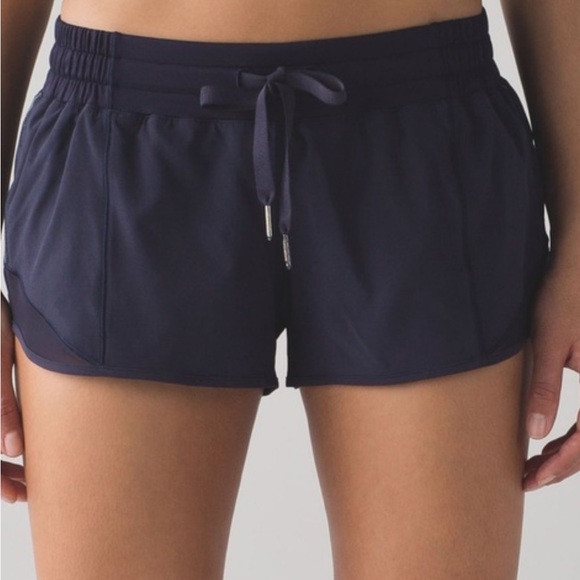 Lululemon Low Rise Hotty Hot Shorts (2.5 inch) - Picture 1 of 4